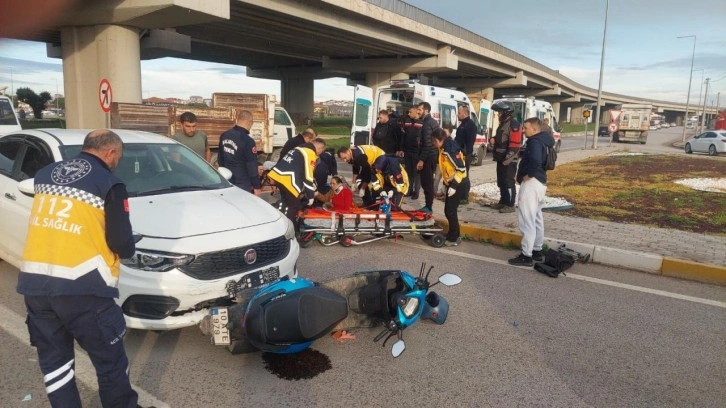 Otomobil ile motosiklet çarpıştı! İki kişi yola savruldu