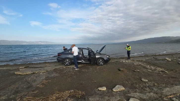 Otomobil İznik Gölü'ne düştü! Sebebi pes dedirtti