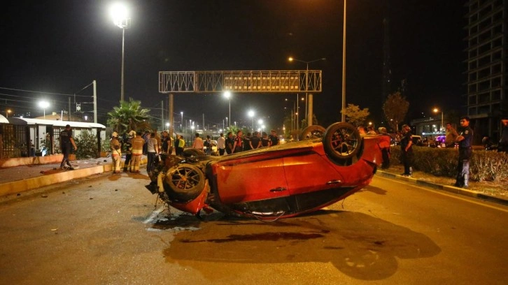 Otomobil, kaldırımda yürüyen yayalara çarptı: 3 ölü, 3 yaralı