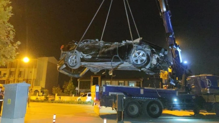 Otomobil park halindeki briket yüklü tıra çarptı: 2 ölü