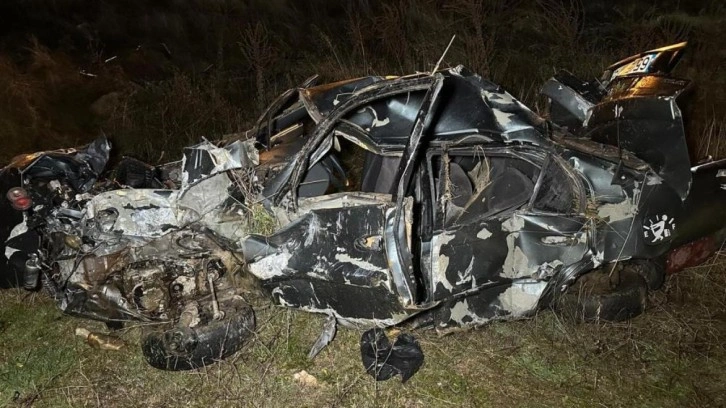 Otomobil şarampole devrildi: 2 ölü, 1 yaralı