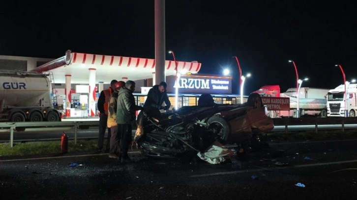 Otomobil tıra arkadan çarpıp takla attı: 1 ölü, 1'i ağır 3 yaralı