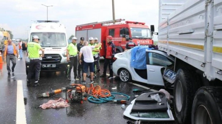 Otomobil, yan d&ouml;nen kamyona ok gibi saplandı: 1 &ouml;l&uuml; 4 yaralı