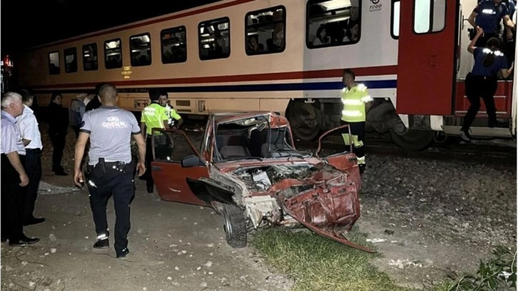 Otomobili raylara bırakıp kaçtı!