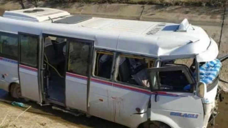 Otomobilin &ccedil;arptığı minib&uuml;s, sulama kanalına d&uuml;şt&uuml;: 2&rsquo;si ağır, 15 yaralı
