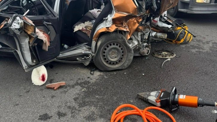 Otomobiller çarpıştı; iş insanı ve eşi öldü, 4 yaralı!