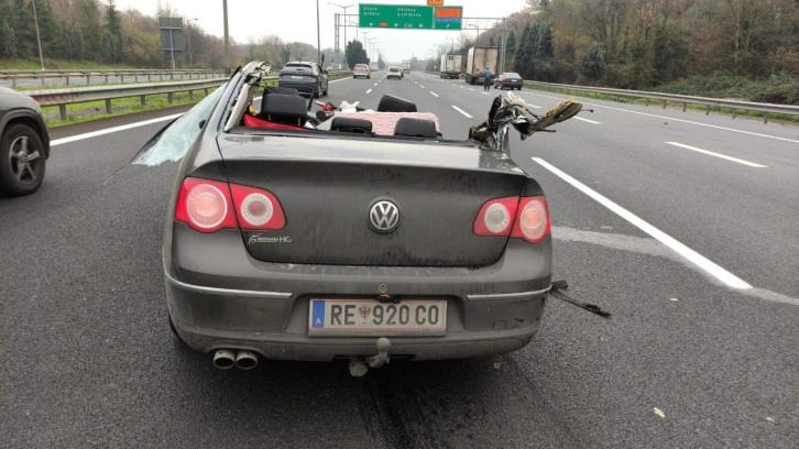 Otoyolda otomobil &ccedil;ekiciye &ccedil;arptı: &Ouml;l&uuml; ve yaralı var