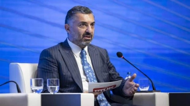 &Ouml;zg&uuml;r &Ouml;zel hakaret etmişti! RT&Uuml;K Başkanı Ebubekir Şahin'den ders gibi cevap!