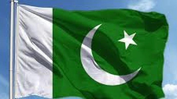 Pakistan'da bombalı saldırı! Araca yerleştirilen patlayıcı infilak etti!