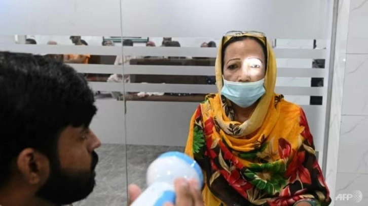 Pakistan&rsquo;da kırmızı g&ouml;z salgını: Okullara ara verildi
