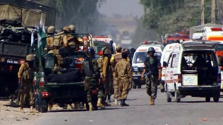 Pakistanlı yetkiliye bombalı suikast: 5 ölü
