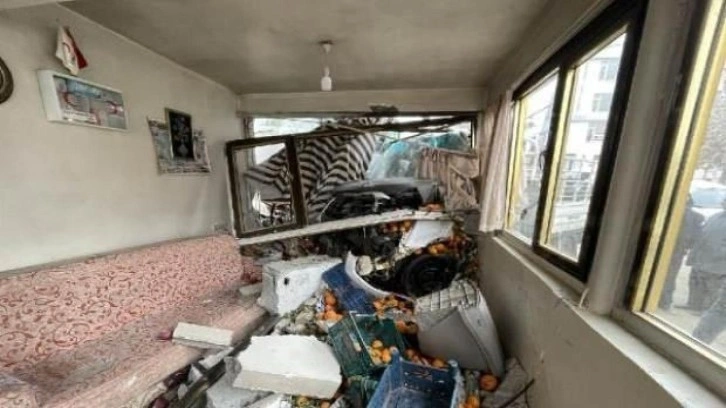 Park halindeyken freni boşalan TIR, taksi durağına ile 5 araca &ccedil;arptı