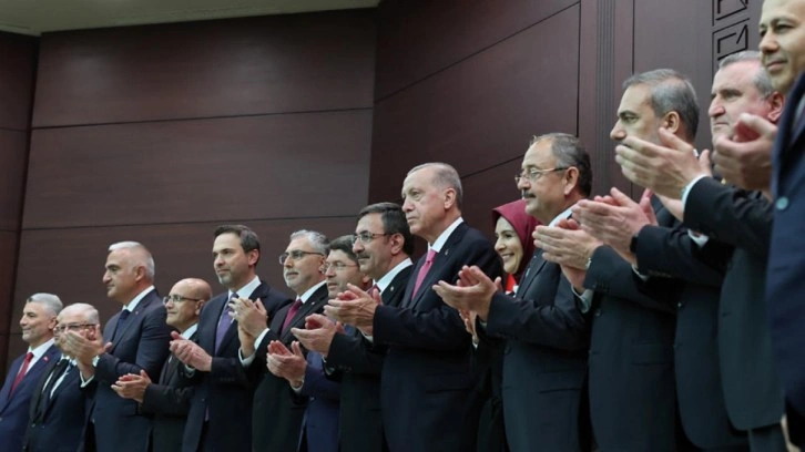 Pazarlık değil hizmet, hantallık değil hız bakanlıkları... İşte 'h&uuml;k&uuml;met' farkı