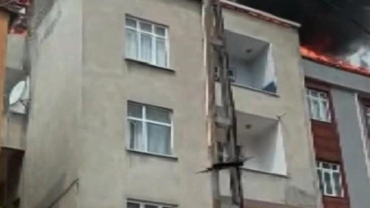 Pendik'te 3 katlı 2 binanın &ccedil;atısı alev alev yandı