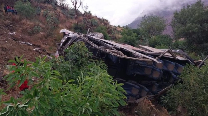 Peru'da otob&uuml;s u&ccedil;uruma yuvarlandı: 24 &ouml;l&uuml;, 21 yaralı
