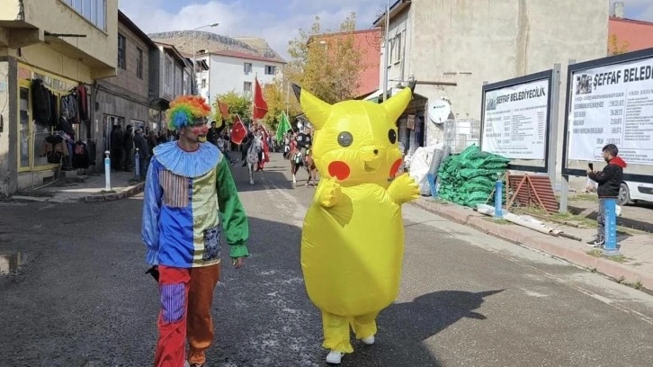 ‘Pikachu’ Digor'un kurtuluş yıl dönümü töreninde mehterle yürüdü