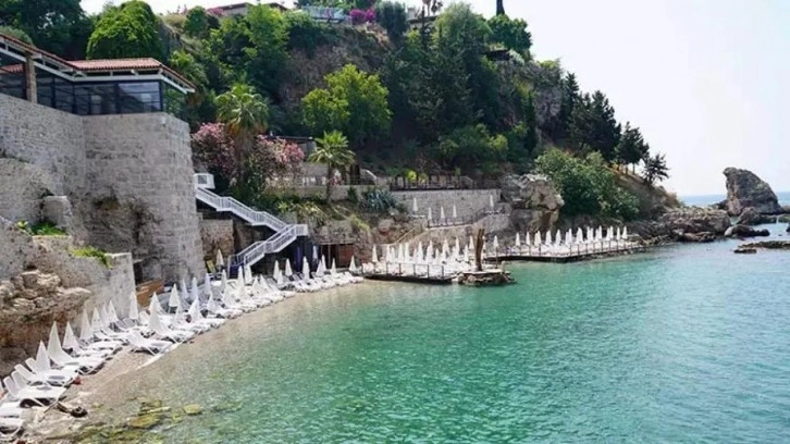 Plajdaki 1000 liralık şezlong ücreti, yarıya düşürüldü