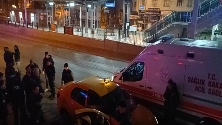 Polis memuru tartıştığı genci taksinin i&ccedil;inde başından vurdu