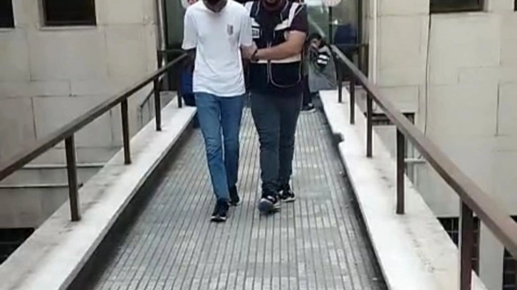 Polisi görünce çimlere yatıp ölü taklidi yaptı