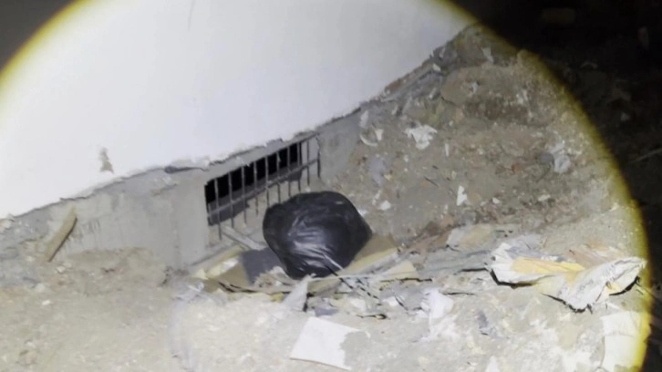 Polisten kaçarken 10 kilo uyuşturucuyu yola atan şüpheli, tutuklandı
