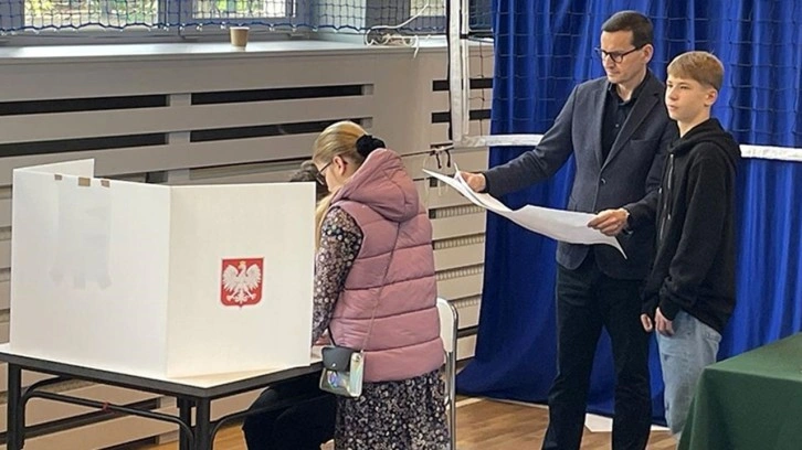 Polonya'da iktidar partisinin oyları azaldı uzmanlar nedenini a&ccedil;ıkladı