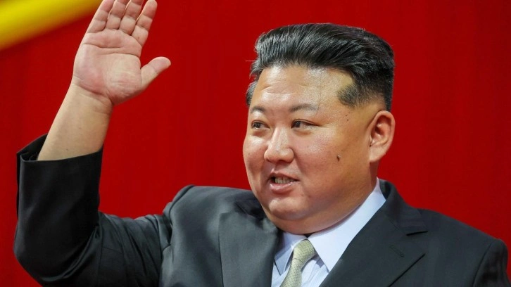 Premier Lig Kuzey Kore'ye geliyor: Maçı anlatan spiker lideri övmek zorunda