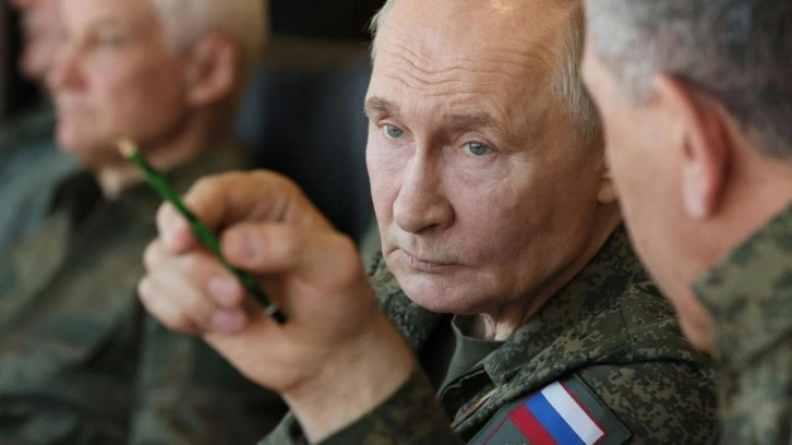 Putin askeri üniforma giydi