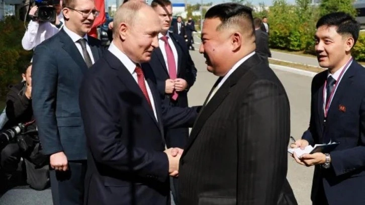 Putin, Kuzey Kore lideri Kim ile bir araya geldi: G&ouml;r&uuml;şmede dikkat &ccedil;eken detay