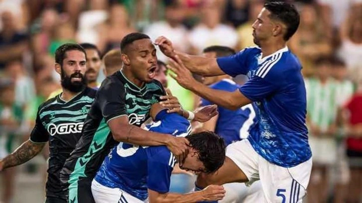 Real Betis - Como maçında ortalık savaş alanına döndü! Yumruklar tekmeler hepsi bir arada