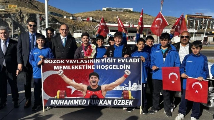 Rekor kırarak dünya şampiyonu olan sporcu memleketinde coşkuyla karşılandı