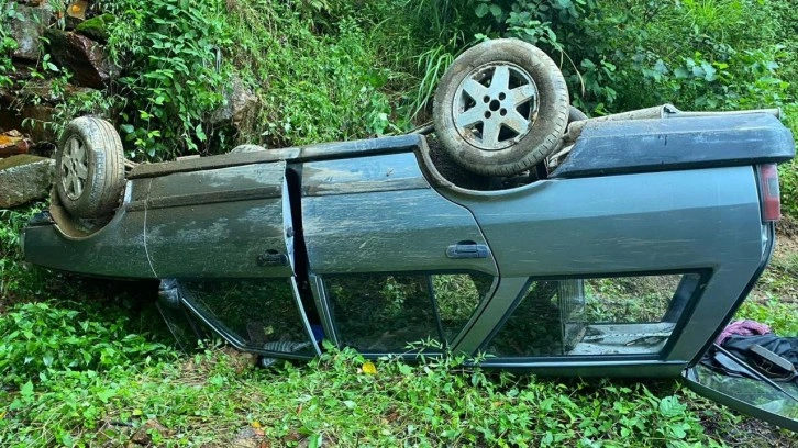 Rize'de freni boşalan otomobil, yamaca çarpıp takla attı: 3 yaralı