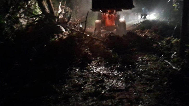 Rize’de heyelan nedeniyle yol ulaşıma kapandı