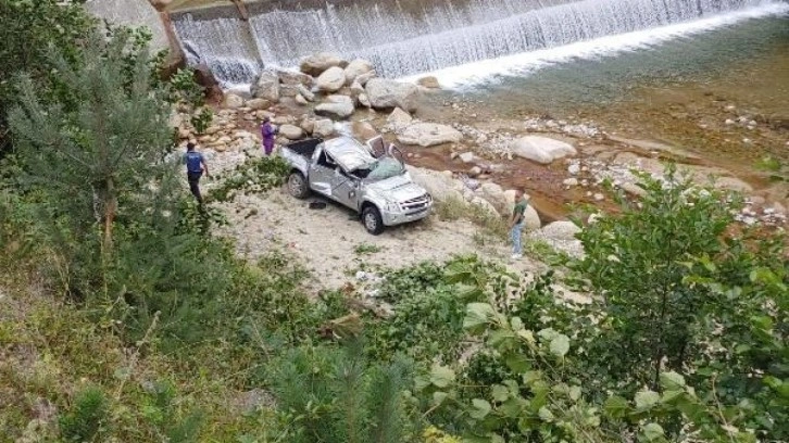 Rize'de dereye u&ccedil;an kamyonetteki babaanne &ouml;ld&uuml;, torunu yaralandı