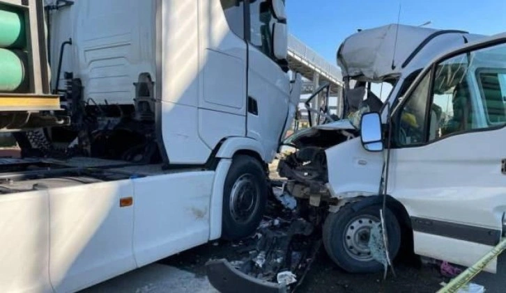 Rize&rsquo;de &ouml;ğrenci servisi park halindeki CNG y&uuml;kl&uuml; tıra &ccedil;arptı:1 &ouml;l&uuml;, 13 yaralı