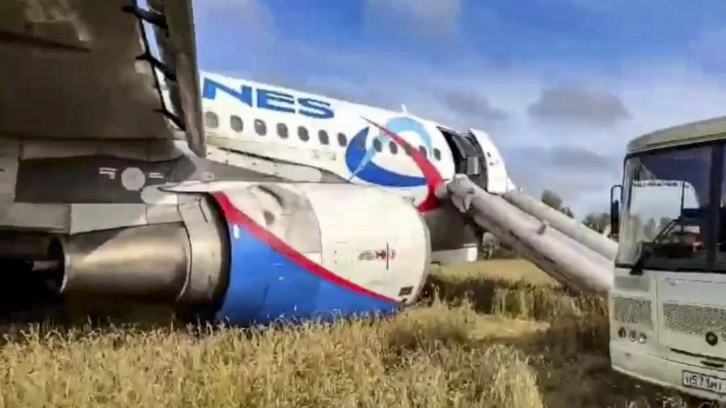 Rus yolcu u&ccedil;ağı tarlaya acil iniş yaptı