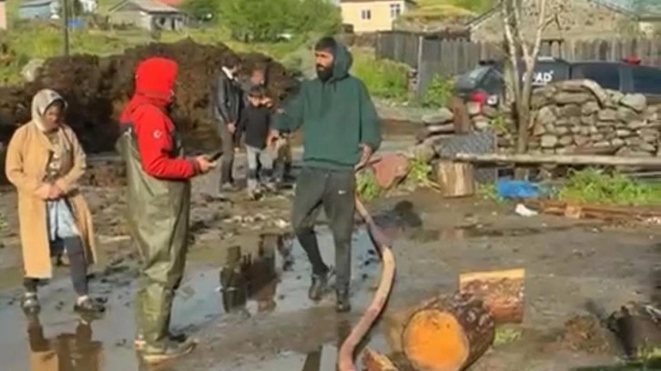 Sağanak sele döndü! Evleri su bastı