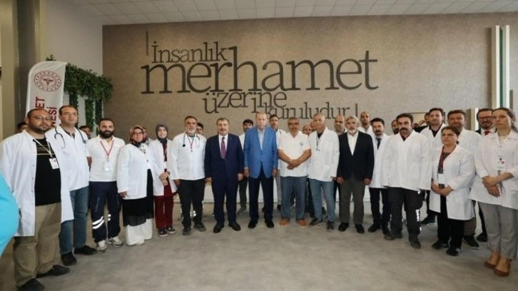 Sağlık Bakanı Koca: &ldquo;İnsanlık ve merhamette &ouml;ndeyiz&rdquo;