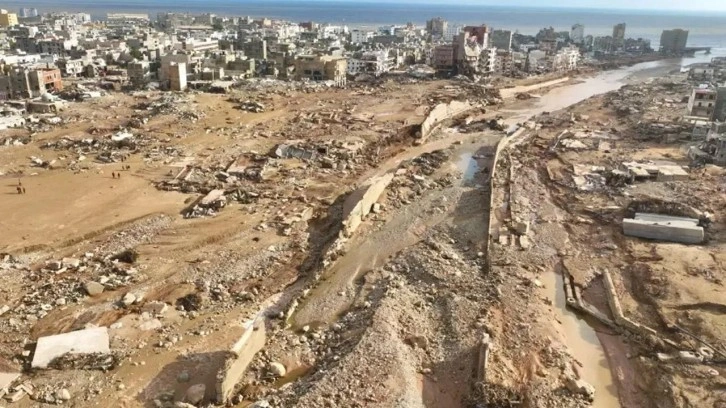 Sahra &ccedil;&ouml;ll&uuml;kten &ccedil;ıktı! Sel sonrası şoke eden g&ouml;r&uuml;nt&uuml;