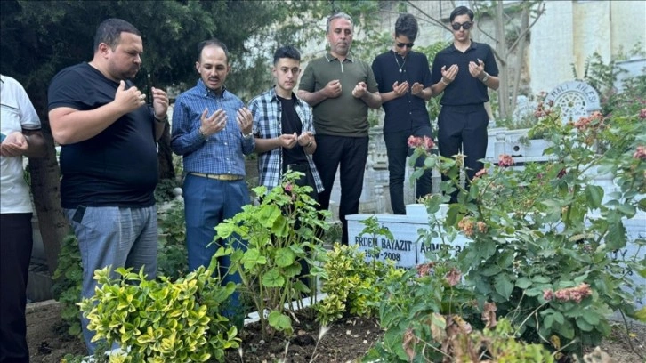 Şair Erdem Bayazıt kabri başındı anıldı