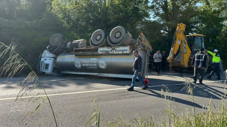 Sakarya'da feci kaza: Devrilen tankerin altında kalan sürücü hayatını kaybetti