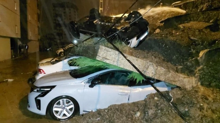 Samsun'da istinat duvarı araçların üzerine devrildi