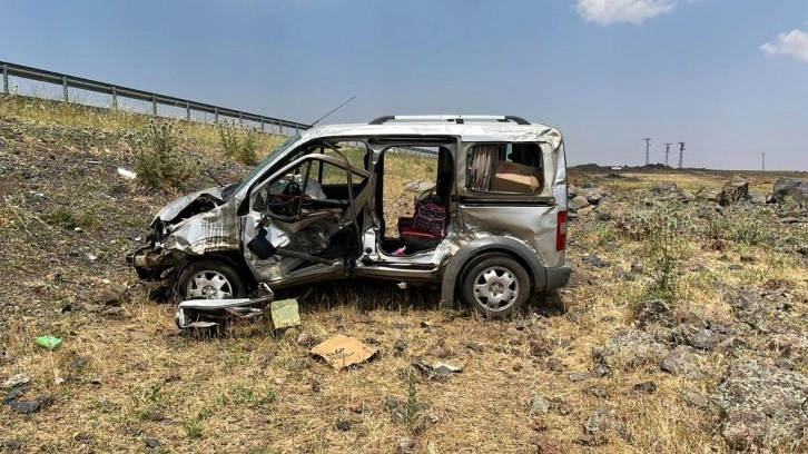 Şanlıurfa'da bir otomobil şarampole devrildi: 4 yaralı
