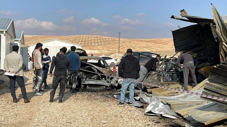 Şantiye alanında 1 konteyner ile 4 ara&ccedil; yandı