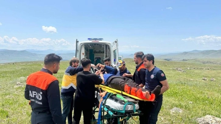 Sarıkamış’ta kayaklıklardan düşen çobanın ayağı kırıldı