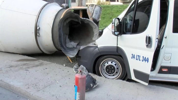 Sarıyer’de devrilen beton mikseri servis minibüsüne çarptı