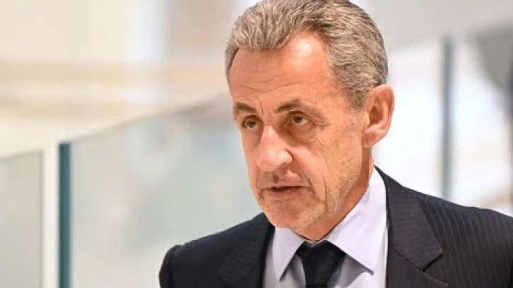 Sarkozy'nin iki nişanı geri alındı