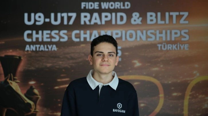 Satran&ccedil; b&uuml;y&uuml;kustasından odaklanma taktiği: Eliyle g&ouml;z &ccedil;evresini kapatıyor