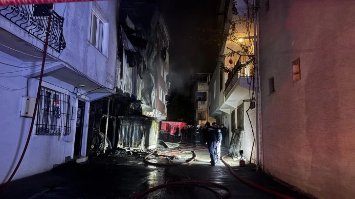 Şehit polisin babasının evi alevlere teslim oldu