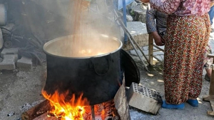 Selendi’de şifa kaynağı pekmez kaynatılmaya başlandı