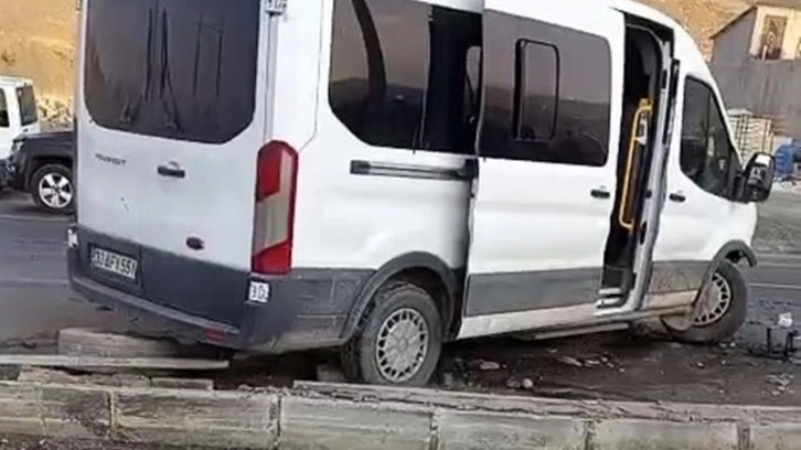 Servis minibüsü ile hafif ticari araç çarpıştı: 13'ü çocuk 19 yaralı